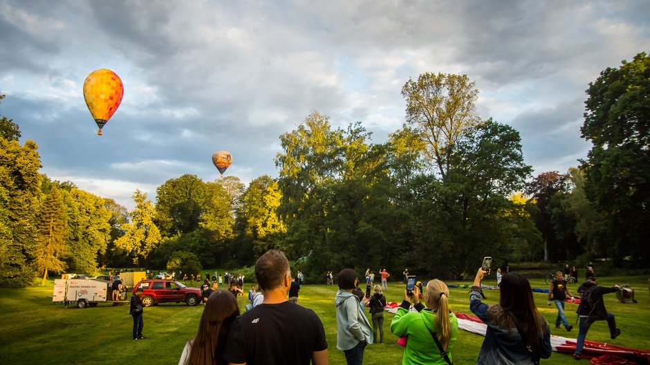 II Zawody Balonowe "In The Silesian Sky" - start balonów świtem z pszczyńskiego parku zamkowego - 25.06.2022 r. - autor: Andrzej Grynpeter