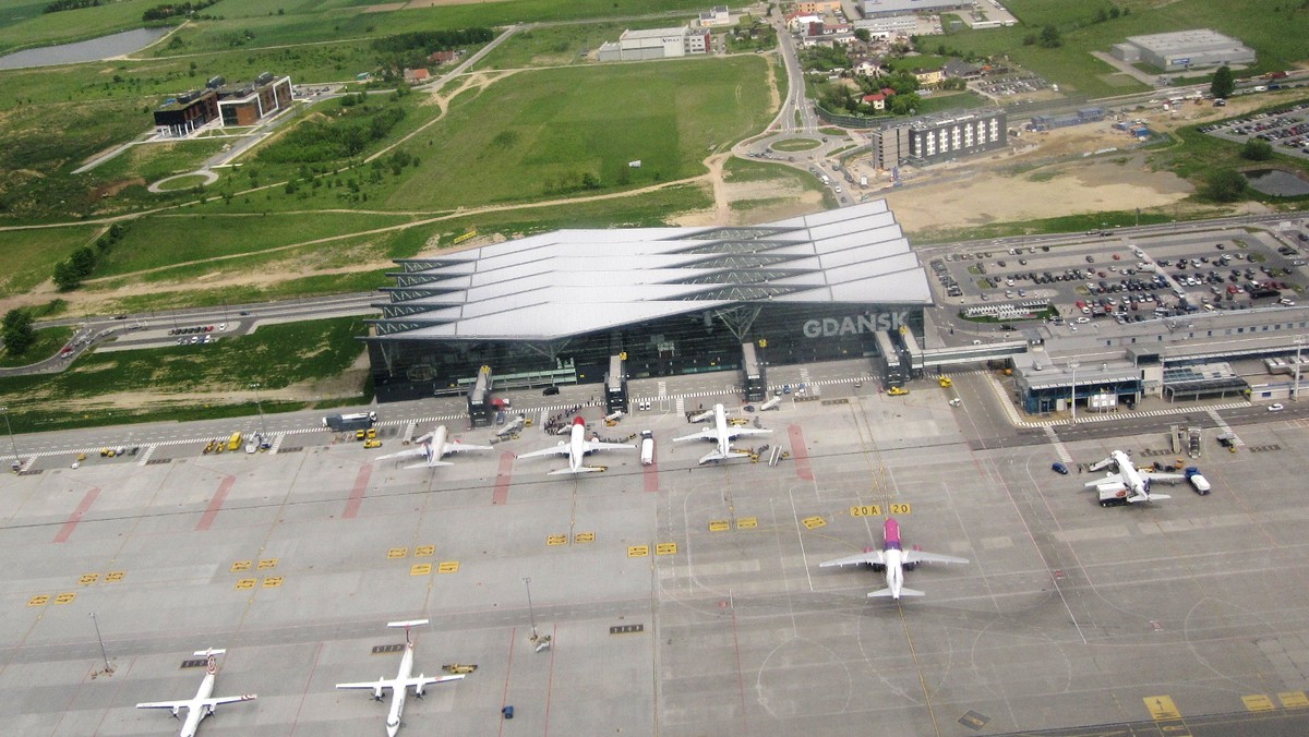 Lipiec 2013 to znów niższe wyniki dla gdańskiego portu lotniczego niż przed rokiem. Prezes PLG SA tłumaczy jednak, że sukces z ubiegłego roku, gdy Gdańsk pozostawał na fali popularności w związku z turniejem UEFA Euro 2012 oraz gdy linie OLT Express generowały świetne wyniki na trasach krajowych, jest - przynajmniej na razie - nie do powtórzenia.