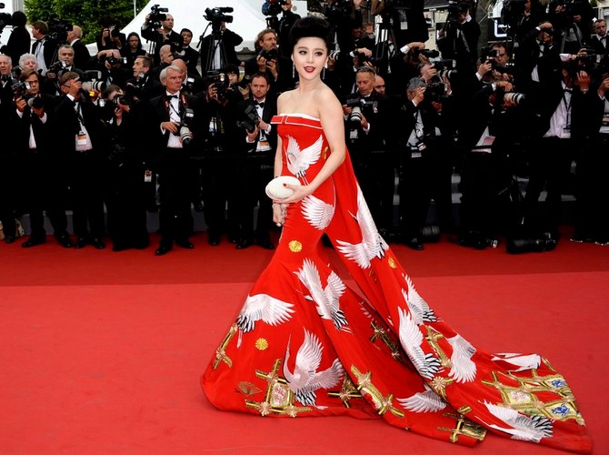 Fan Bingbing zawsze olśniewa wyrazistymi kreacjami. W Cannes trudno było nie dostrzec aktorki w czerwonej kreacji o azjatyckim charakterze i deseniu w żurawie. Do tego Bingbing dobrała oryginalną torebkę oraz biżuterię od Cartera.