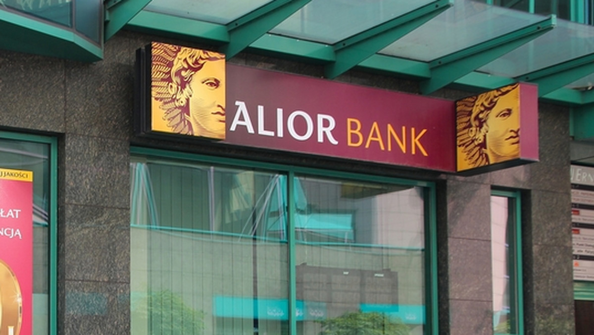 Alior Bank daje kredyt za kredytem 77-letniej mieszkance Dobrodzienia. Kobieta musiała wypisać się z zakładu opiekuńczego-leczniczego, bo nie stać jej na opłaty.