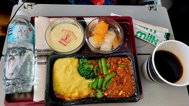 Tak przygotowują twoje jedzenie w samolocie. Prawda jest inna niż myślisz