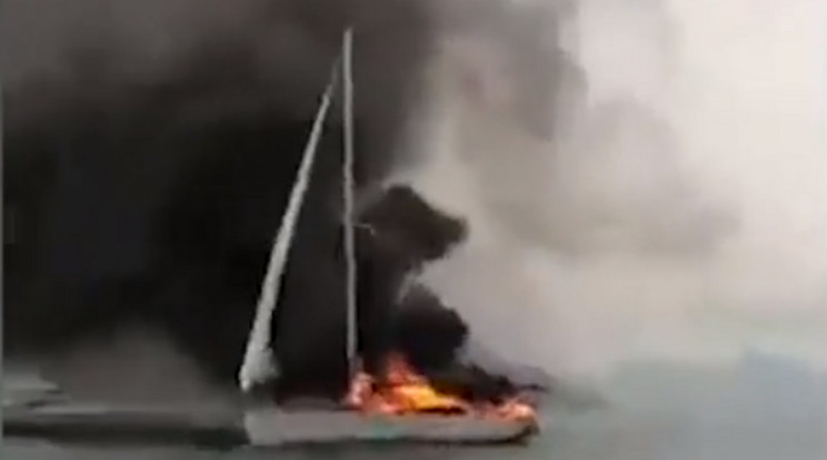 A felvétel azután készült, hogy a turisták elhagyták a lángoló hajót