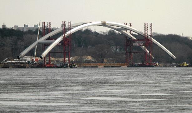 28 marca rozpoczął się montaż pierwszego stalowego łuku toruńskiego mostu. Most będzie składał się dwóch łuków o długości 270 mi i 50 m wysokości (mierzonej od najwyższego punktu łuku do poziomu góry fundamentu podpory). Będą to najdłuższe przęsła mostu łukowego w Polsce.