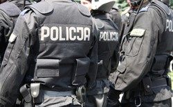 CBŚP rozbiło grupę przestępczą pseudokibiców handlującą narkotykami