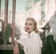Grace Kelly 1955 környékén egy egyszerű fehér blúzban