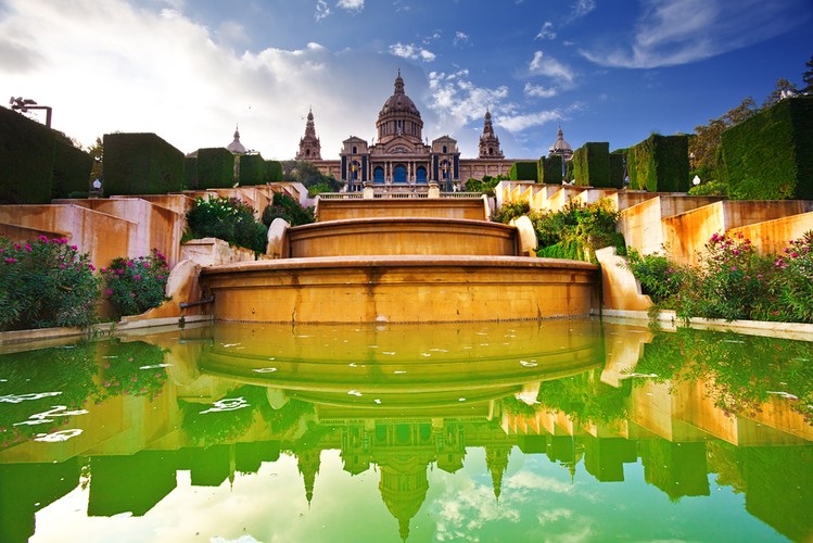 Nie każdy wie, że za pocztówkowym wizerunkiem miasta - jakby namalowanego ręką secesyjnego architekta Antoniego Gaudiego i bogatą historią, sięgającą Starożytności  - stoi regionalna potęga gospodarcza. PKB Barcelony to 177 mld USD, co sprawia że jest ona czwartym najpotężniejszym miastem UE (35. na świecie). Na zdjęciu: Muzeum Narodowe w Barcelonie