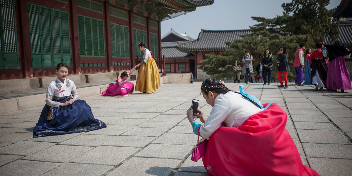 Pałac Chadokkung. Koreanki w tradycyjnym stroju Hanbok