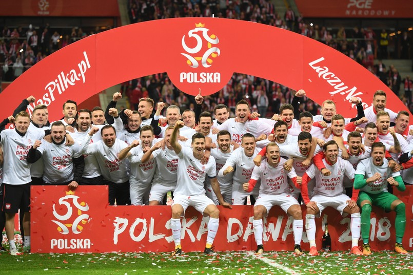 W porównaniu z awansem do ostatniego mundialu, w którym uczestniczyli biało-czerwoni (Niemcy 2006) kwota wynagrodzenia urosła blisko o 100 procent - informuje "Przegląd Sportowy". FIFA za awans na MŚ w Rosji przeleje na konto PZPN 8 mln dolarów. 35 procent tej kwoty, a więc około 10,5 mln w przeliczeniu na złotówki, trafi na konto piłkarzy. Całość zostanie rozdzielona między nich według systemu punktowego. Rozpoczęcie meczu w podstawowym składzie oznacza 4 punkty, wejście z ławki oczko mniej, całe spotkanie na ławce rezerwowych wycenione jest na 2 punkty, a przebywanie na trybunach - 1. Biorąc pod uwagę łączną kwotę przeznaczoną do podziału między piłkarzy, można łatwo policzyć wartość każdego punktu. Wynosi ona bowiem 14 000 zł.