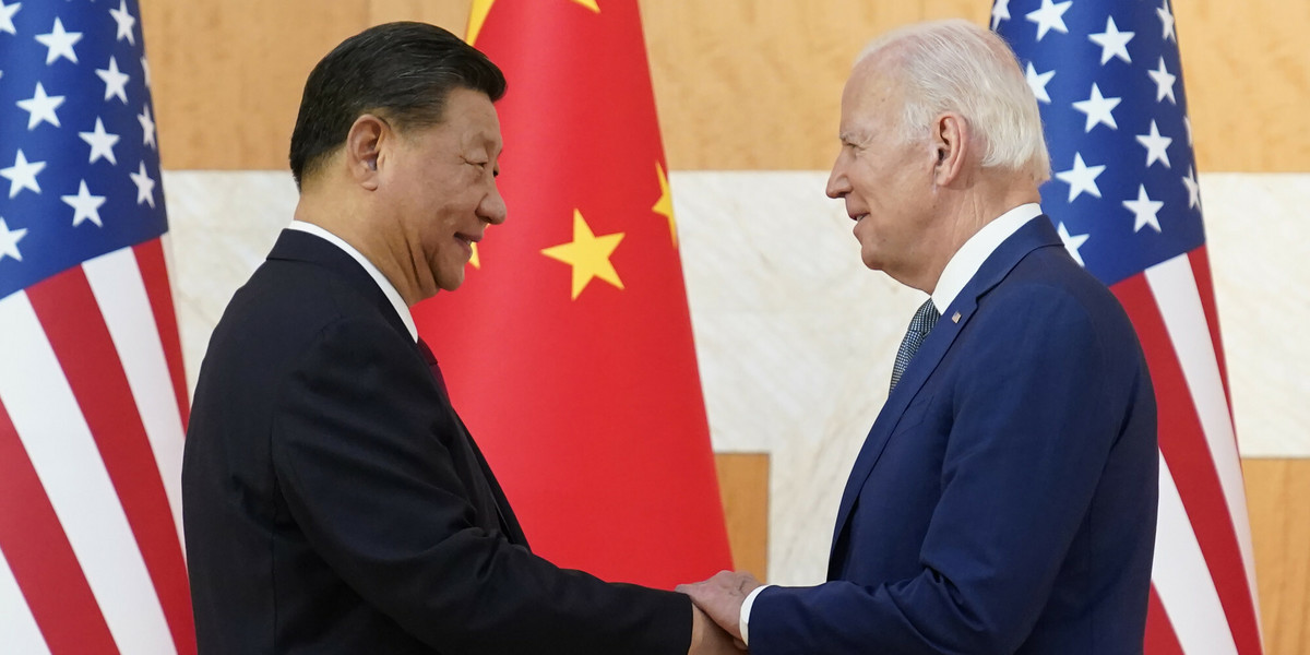 Prezydent USA Joe Biden i prezydent Chin Xi Jinping podają sobie ręce przed spotkaniem na szczycie G20, listopad 2022 r.