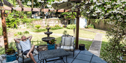 Pergola to piękna dekoracja ogrodu i tarasu. Stworzysz z nią klimatyczny kącik do relaksu