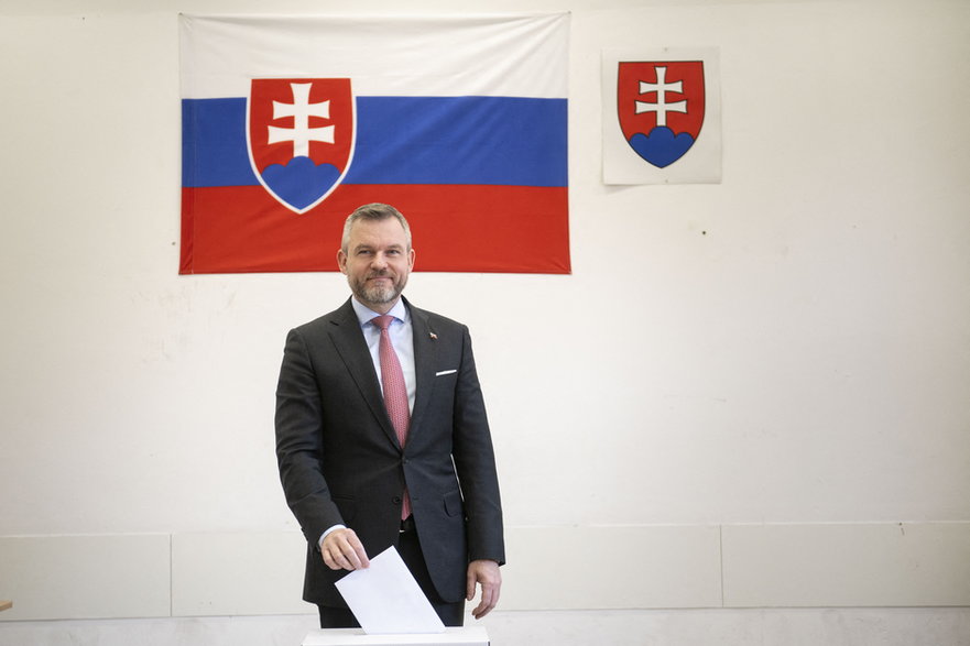 Peter Pellegrini oddająćy głos podczas pierwszej tury wyborów prezydenckich na Słowacji, 23 marca 2024 r.