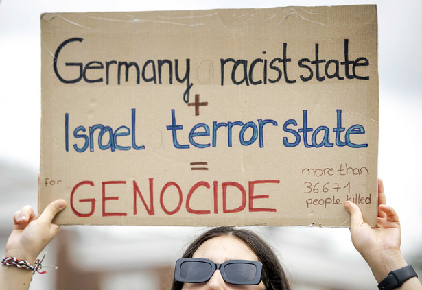 Protest przeciw Niemcom i Izraelowi przed Międzynarodowym Trybunałem Sprawiedliwości w Hadze