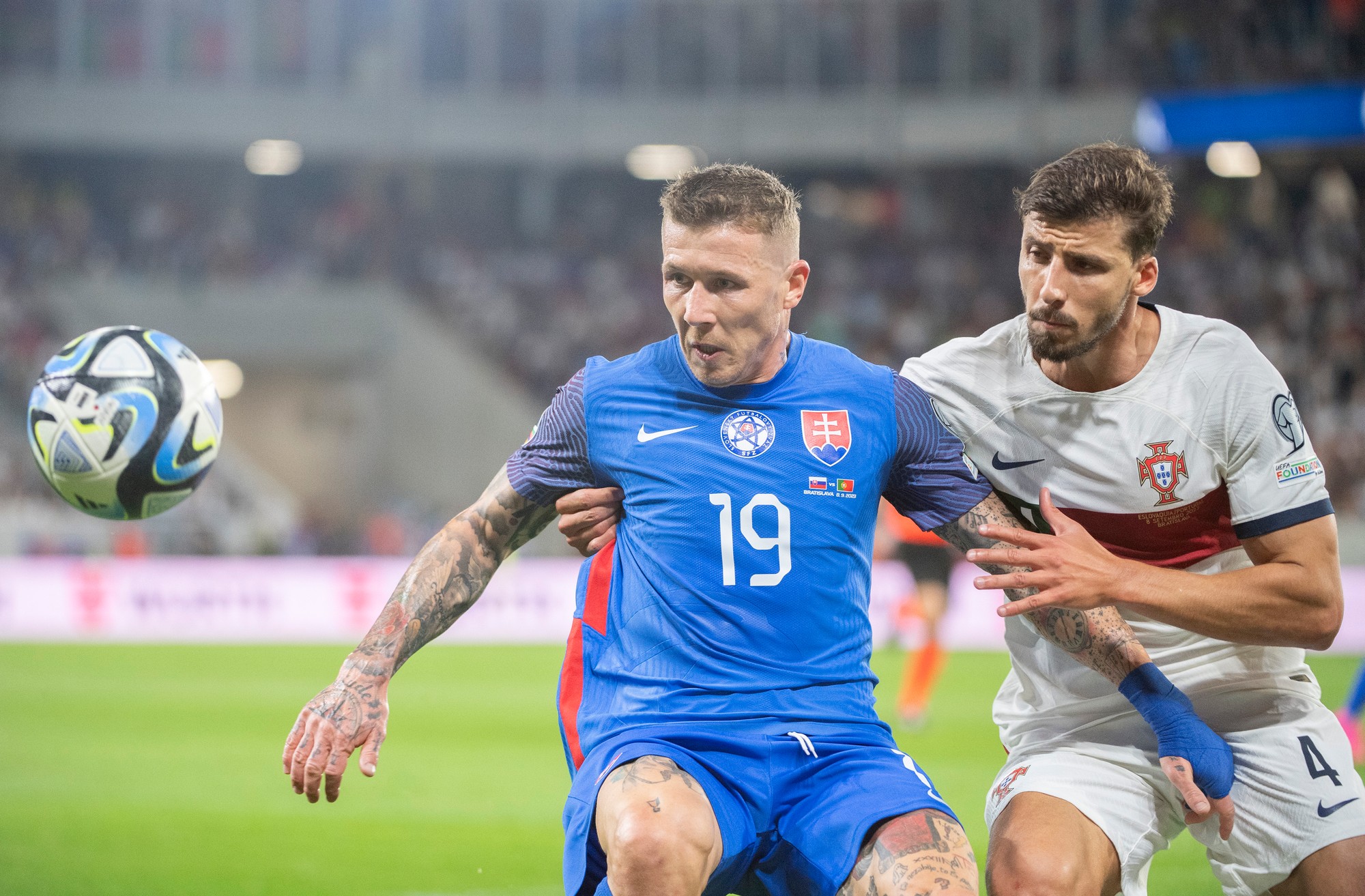 Juraj Kucka a hráč Portugalska Rubén Dias.