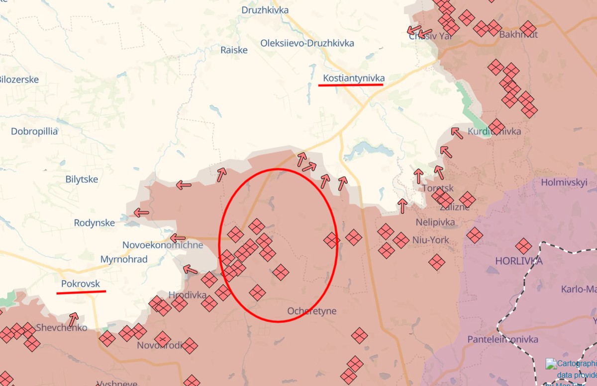 Pokrowsk i Konstantinovka - na mapie zaznaczono podkreśleniem te miasta zagrozone rosyjską ofensywą. W kółku zgrupowanie rosyjskich wojsk atakujące na dwie strony pozycje ukraińskie.