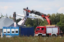 Chrcynno. "Specjalistyczna ekipa wydobyła samolot. Czekamy, aż ścieknie z niego paliwo"