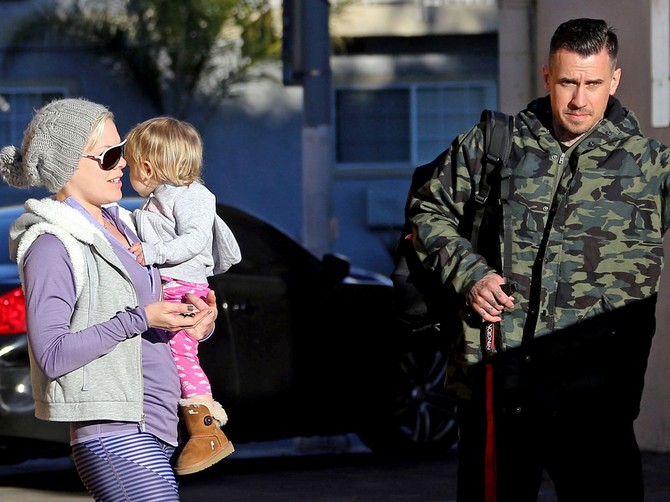 Pevačica Pink sa suprugom i detetom