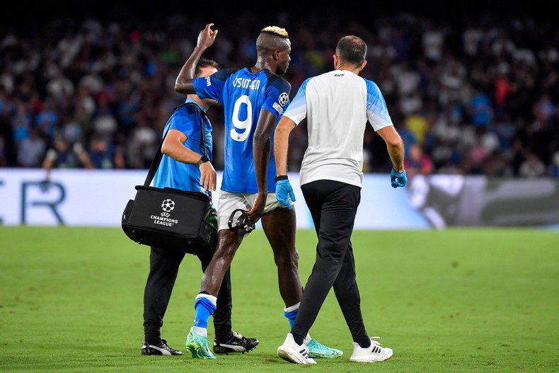 Osimhen a quitté le match tôt en raison d'une blessure, mais Napoli a gagné 4-1 