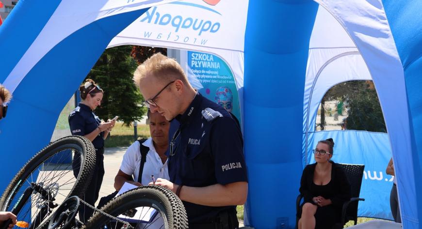 Policjanci znaczą rowery pod Aquaparkiem