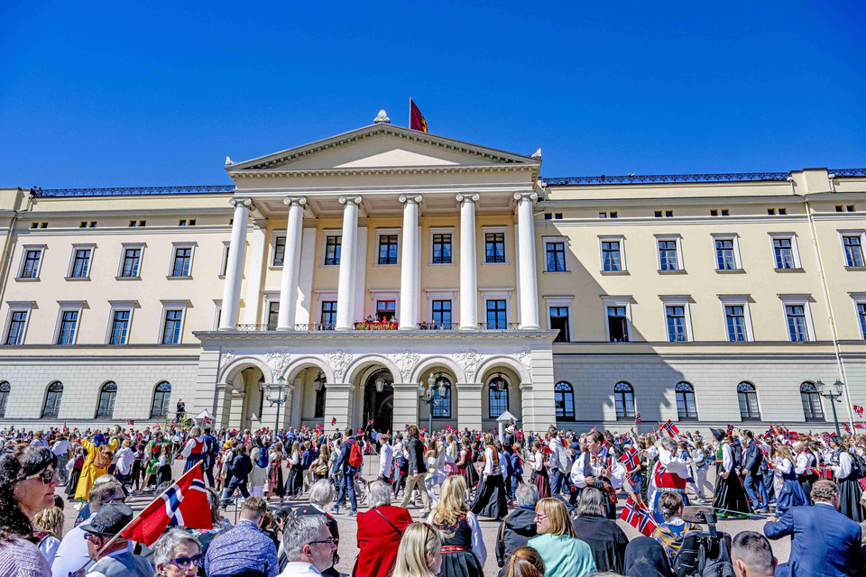 Norwegowie zgromadzeni pod Pałacem Królewskim w Oslo