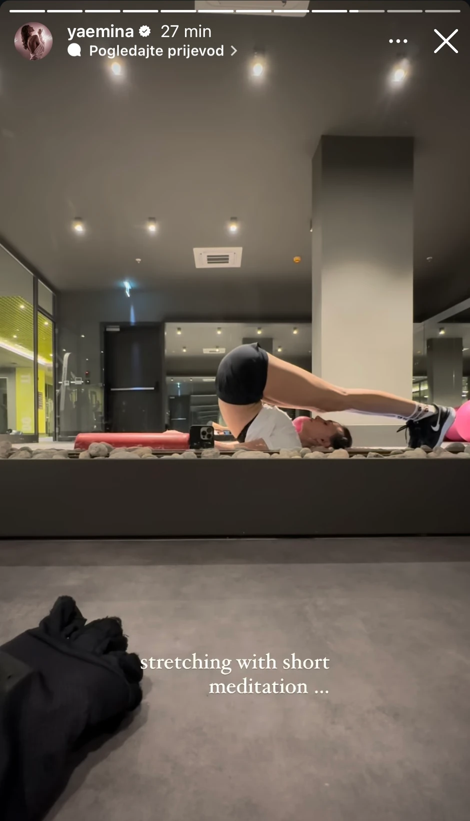 Emina Jahović vežba kod kuće