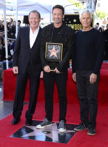 David Duchovny, Garry Shandling i Chris Carter podczas ceremonii w Alei Sław w Los Angeles