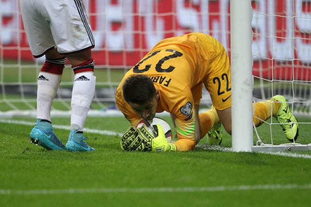 Niemcy trzy razy pokonali Fabiańskiego. Jeden gol Lewandowskiego to za mało. WIDEO