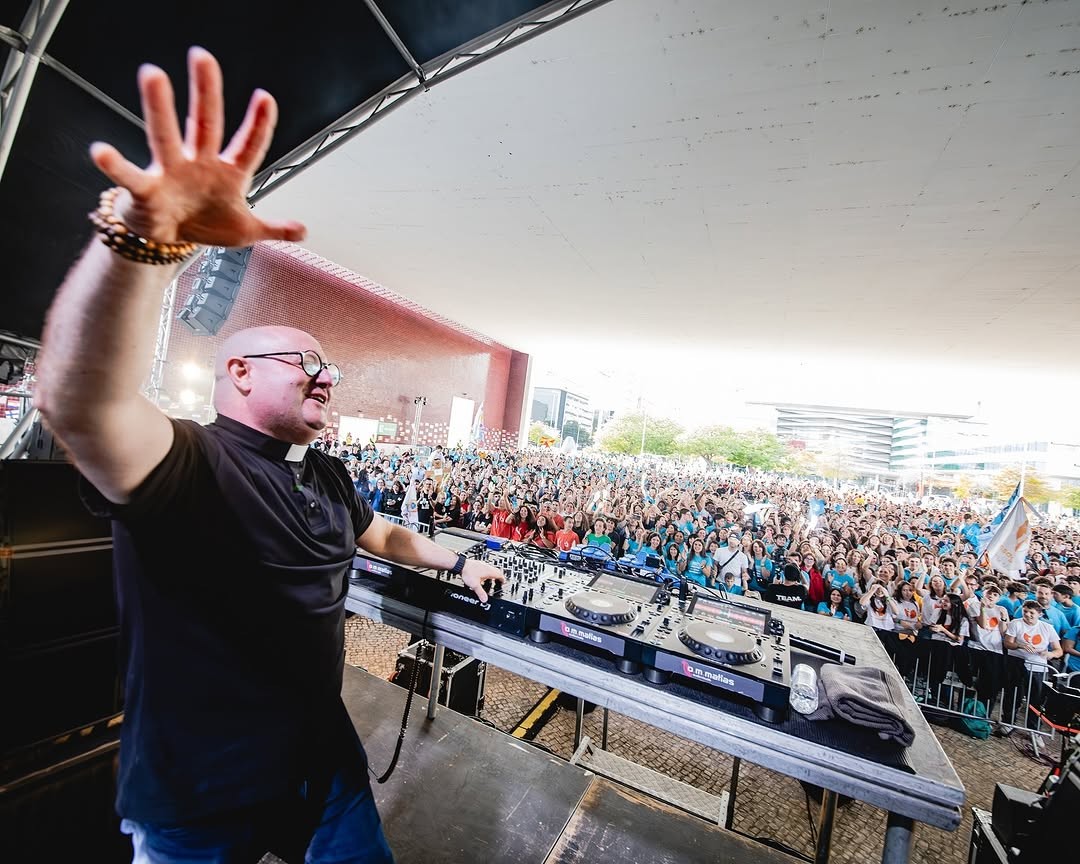 Portugalský kňaz Padre Guilherme je známy aj ako DJ Priest. 