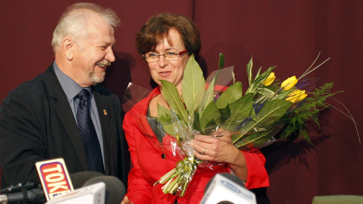 - Trzymam kciuki za Andrzeja Rozpłochowskiego - powiedziała podczas konferencji prasowej Joanna Kluzik-Rostkowska, deklarując poparcie dla kandydata PiS w wyborach do sejmiku województwa śląskiego. Wczoraj w mediach pojawiły się informacje, jakoby była posłanka PiS mogła sprawić kłopot Rozpłochowskiemu swoim poparciem.