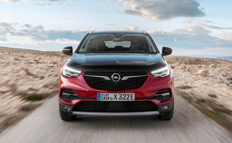 Opel Grandland X Hybrid4 jest wyposażony w elektryczną sprężarkę układu klimatyzacji i elektryczne ogrzewanie