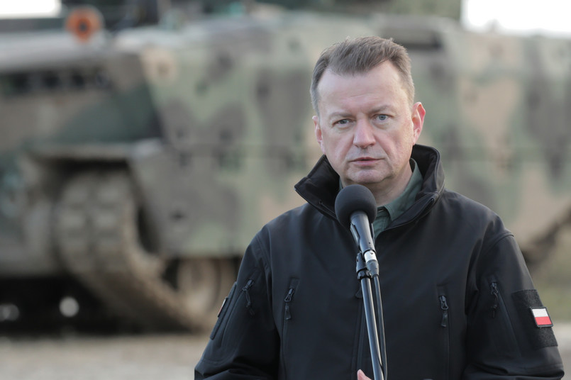 Mariusz Błaszczak podczas sprawdzianu poligonowego nowego polskiego bojowego wozu piechoty Borsuk