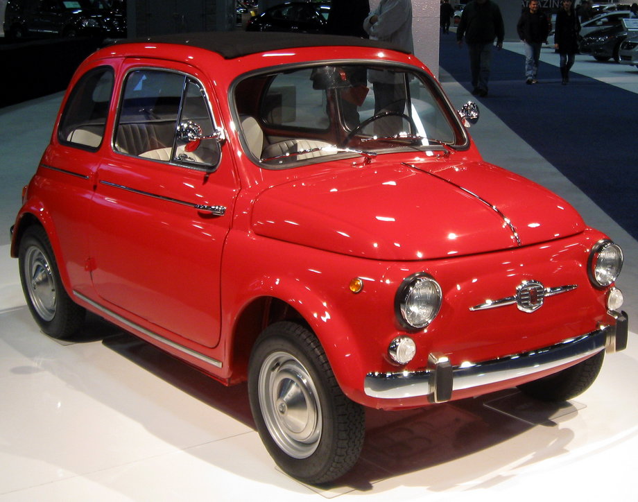 Druga wersja Fiata 500 była produkowana w latach 1960-1965. Miała składaną tylną kanapę i krótszy składany dach, który nie obejmował tylnej szyby.