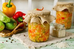 Sałatka na zimę do słoików siostry Anastazji. Sto razy lepsza niż ta z ogórków