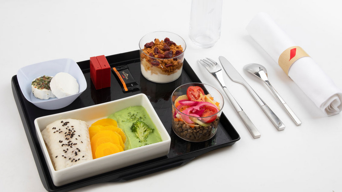 Od kwietnia b.r. Air France ma zamiar rozszerzyć wybór specjalnych płatnych posiłków tematycznych “A La Carte”, które można zamawiać przed podróżą na trasach międzykontynentalnych. Poza standardowym cateringiem w cenie biletu, pasażerowie będą mogli wybrać nowy, płatny posiłek pod nazwą „Healthy Menu” (zdrowe menu), który stworzono specjalnie z myślą o zwolennikach zdrowego trybu życia i podróżnych dbających o linię oraz zbilansowaną dietę. 