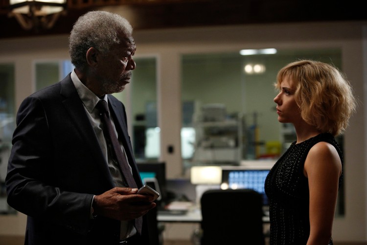 Morgan Freeman i Scarlett Johansson w filmie 'Lucy'