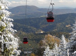Trudne warunki w Beskidach. Śnieg z deszczem ogranicza widoczność