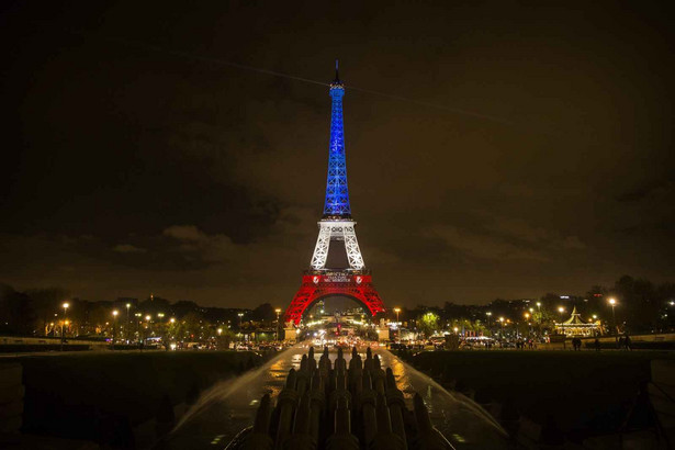 Paryż, Wieża Eiffela w barwach francuskiej flagi, EPA/ETIENNE LAURENT Dostawca: PAP/EPA.