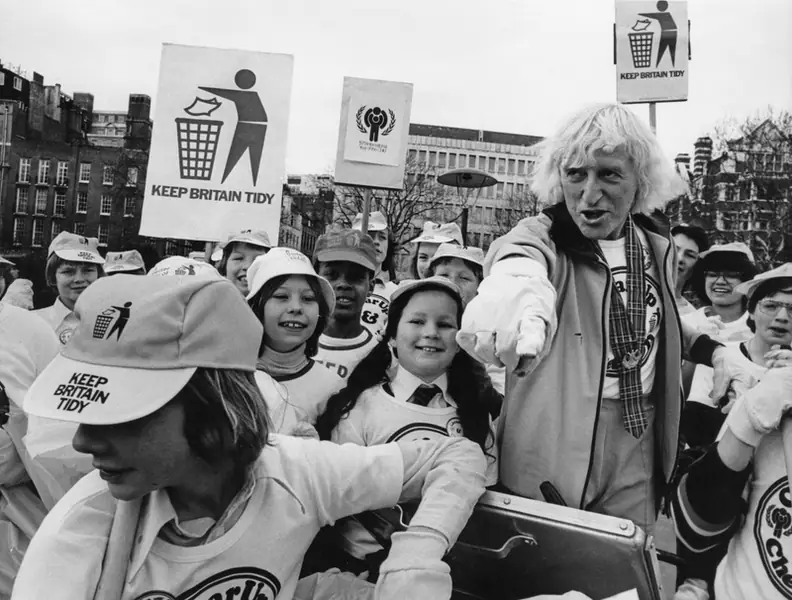 Savile w otoczeniu dzieci podczas akcji &quot;Keep Britain Tidy&quot; w 1979 r.