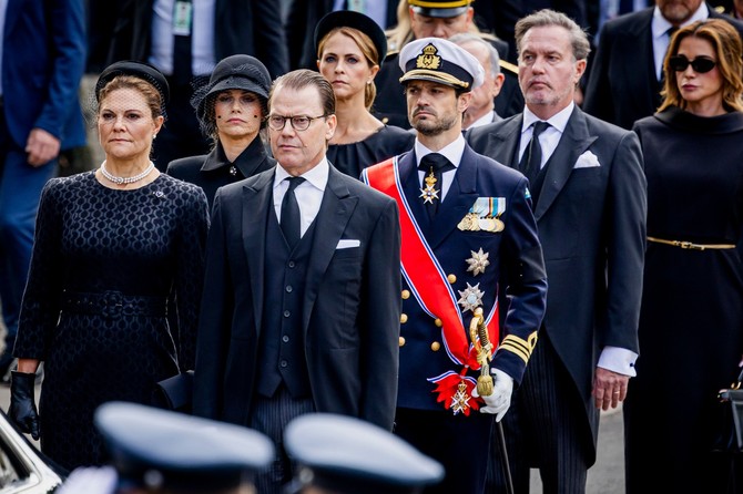 Sahrana kralja Haralda V u Oslu: princeza Viktorija u prvom redu, iza nje su princeza Sofija i princ Karl Filip