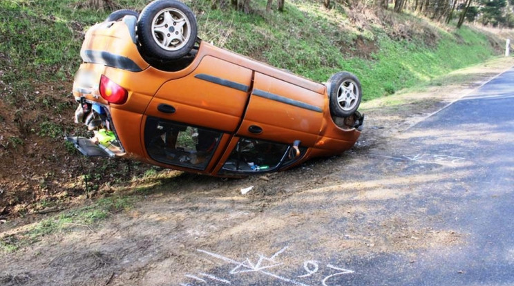 Felborult egy autó a 4814-es úton /Fotó: Police.hu