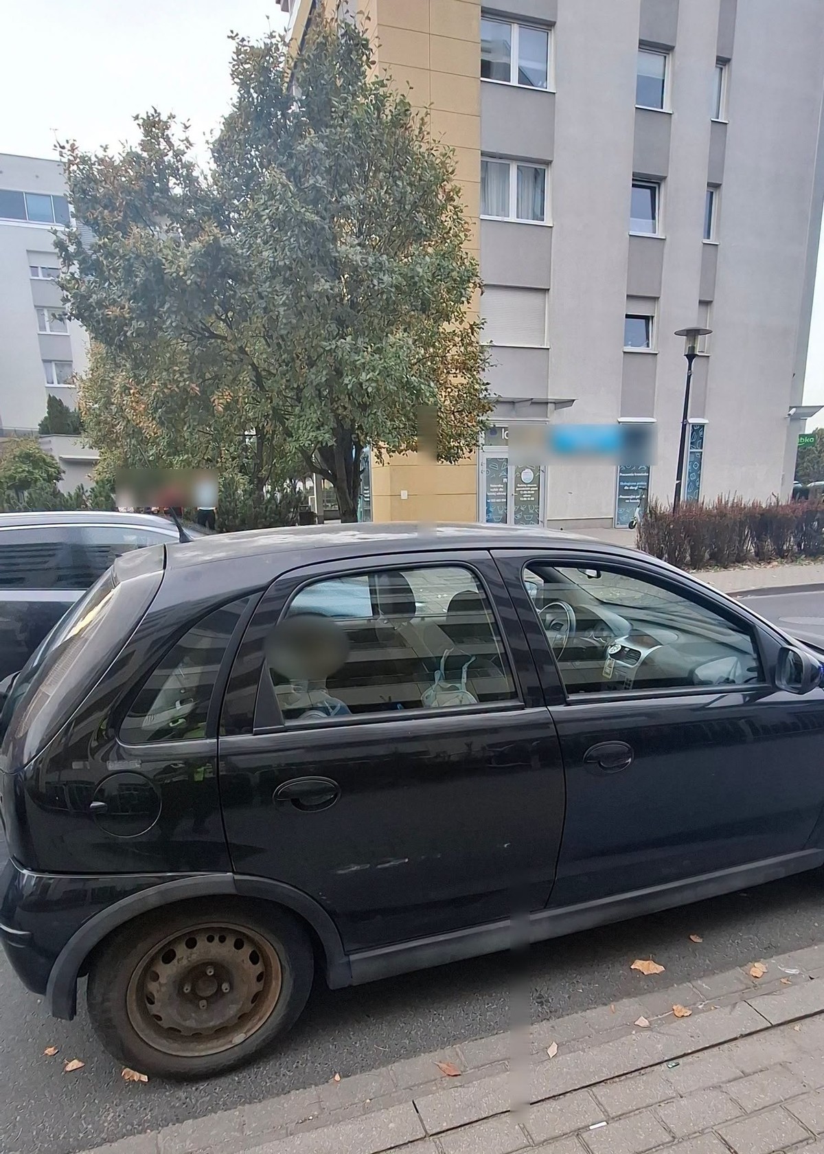 Sześciolatek zamknięty w aucie w Poznaniu: odkrycie strażników miejskich