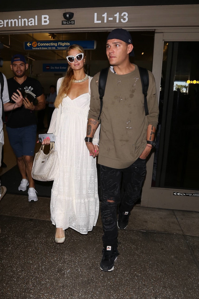 Paris Hilton na lotnisku z chłopakiem, Chrisem Zylką