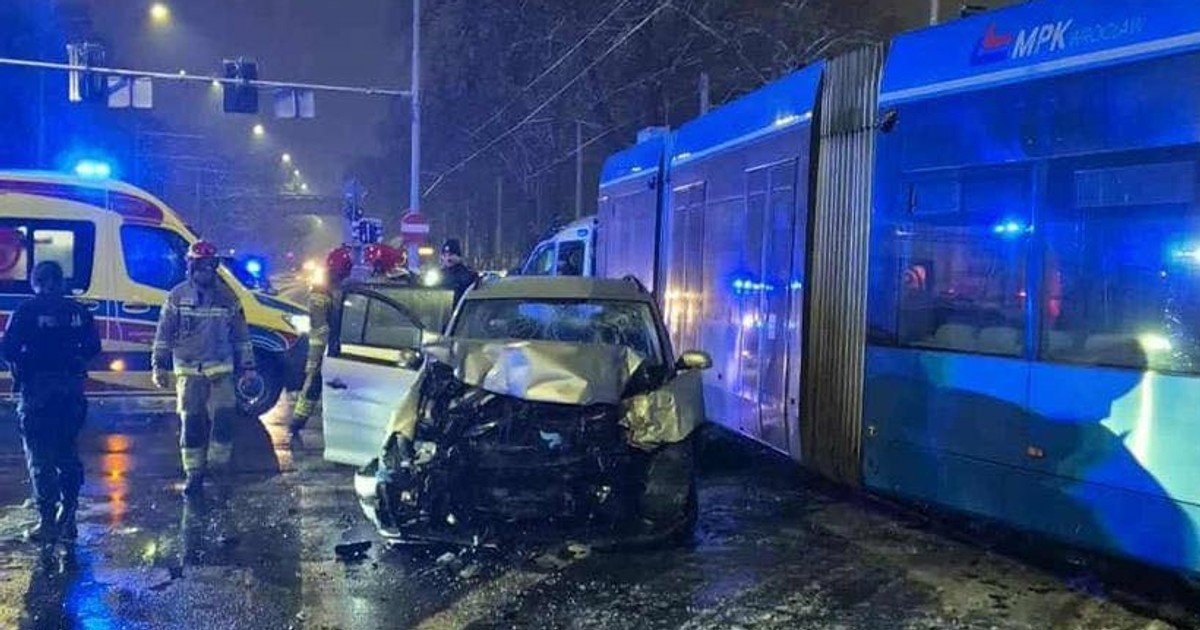 Poranne, poważne utrudnienia we Wrocławiu. Uciekający samochód wjechał w tramwaj
