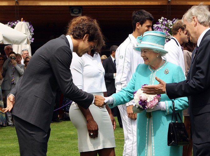 Elżbieta II i broniący tytułu Szwajcar Roger Federer