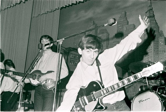 Paul McCartney i George Harrison podczas koncertu w hamburskim Star-Clubie, 1962 r.