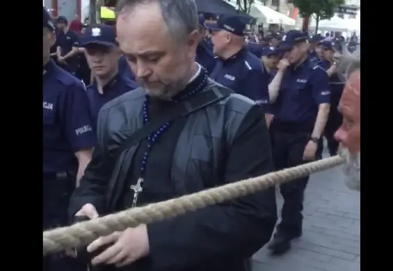 Żebrak podczas miesięcznicy smoleńskiej prosi księdza o pieniądze. Nic nie dostaje