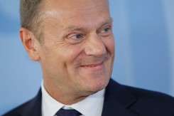 Tusk ostrzega przed rewolucją. 'Rozbudza się iluzję życia bez polityki oszczędności'