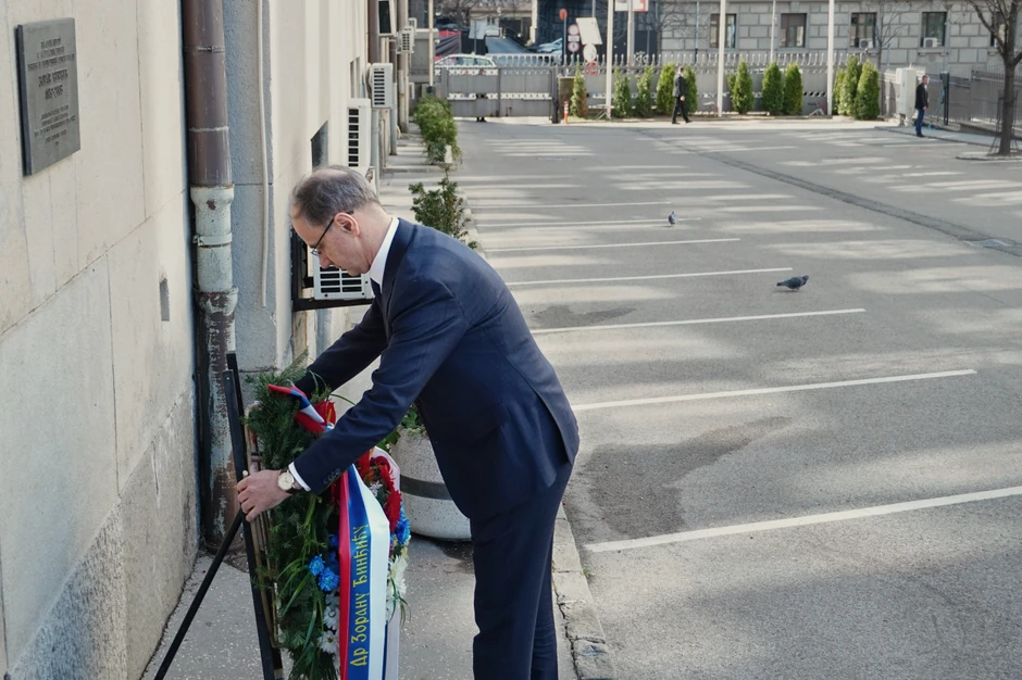 Članovi vlade položili vence