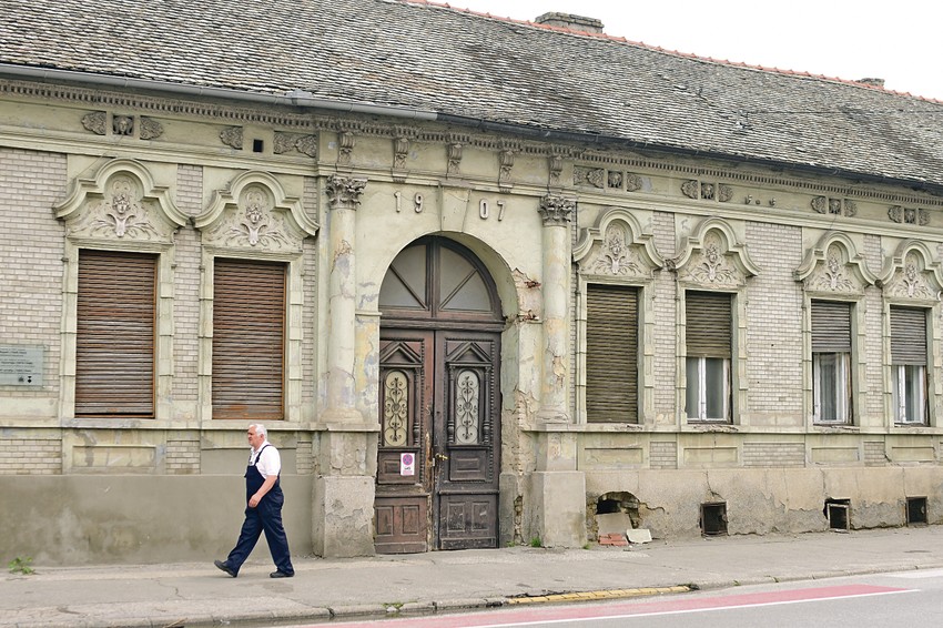 Ovaj postupak je izuzetno zahtevan zbog bogate ornamentike, fasadne plastike i veoma komplikovane stolarije i limarije