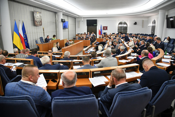 Warszawa, 28.07.2023. Senatorowie na sali obrad Senatu w Warszawie, 28 bm. Senat wznowił obrady. Senatorowie mają zaplanowane m.in. głosowania nad nowelą ustawy o referendum oraz w sprawie nowelizacji budżetu na 2023 r. (mr) PAP/Radek Pietruszka