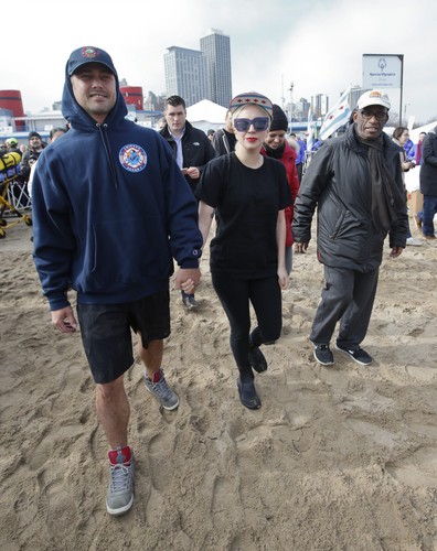 Taylor Kinnney i Lady Gaga zdecydowali się na mroźną kąpiel, by pomóc zebrać pieniądze na Olimpiady Specjalne